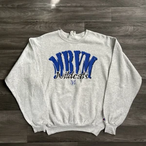Champion MRWM Sweatshirt  - Snygg champion sweatshirt i storlek M! Bara att skriva om du undrar över något🙏