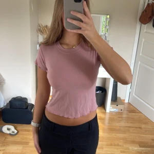 Rosa t-shirt med volanger - Supersöt t-shirt i ett så skönt material💕