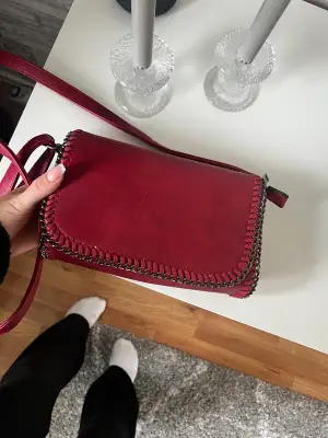 Säljer denna röda unika väska med justerbart band! Väldigt fint skick och otroligt snygg! 