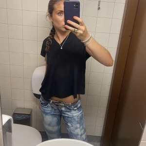 Lågmidjade jeans - Säljer ett par supercoola bootcut jeans med lågmidja, mönster gör dom🔥🔥