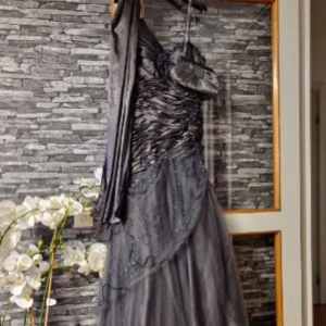 Fina bröllopsklänningar - Hejsan, jag säljer dessa klänningar som är perfekta till bröllop och andra olika event❤️dom två första klänningarna kommer men matchande sjal och väska till och den sista är en korsett och kjol.  1. 500 kr 2. 350 kr 3. 250 kr 