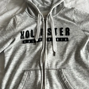 Hollistster zip up tröja - En grå hollistwr zip up. Andvänd några gånger. Köpte för 250. Tvättas innan jag skickar iväg den. 