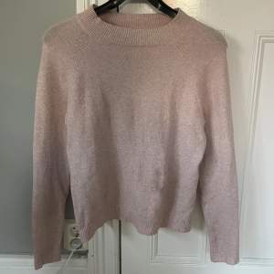 Rosa tröja köpt här på Plick men som inte kommer till användning. Tröjan hade en slitning och ett litet hål på ärmarna, men båda är insydda så det inte syns eller märks. (Kan skicka bild privat hur det ser ut)💕