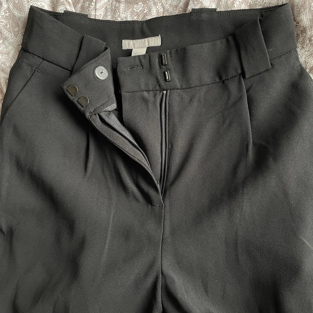 Svarta kostymbyxor från H&M i stl 34. Fint skick, inga skavanker. 100% polyester. Jag på bilden är 162, för referens på längd. Rök- och djurfritt hem. Skriv gärna för fler bilder eller vid frågor ✨. Jeans & Byxor.