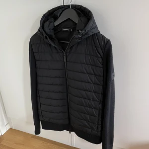 J.Lindeberg  - Säljer en J.Lindeberg cardigan som är i väldigt bra skick! Storlek S!  Hör gärna av dig om du har frågor!