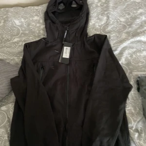 Cp company jacka - Helt ny cp company jacka, min farsa köpte den till mig men jag har redan en jacka som jag använder just nu så tänkte sälja den. Som sagt helt ny aldrig använd 