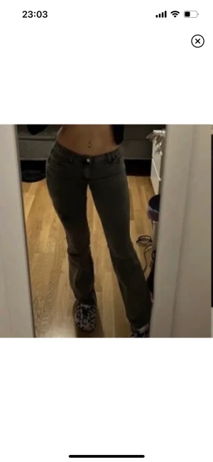 Low waist jeans  - Säljer ett par gråa lågmidjade utsvängda jeans ifrån Shein. Dom är i storlek M 38 men passar S också. 