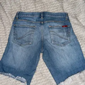 Vintage jeans shorts med låg midja. Dom är i storlek 36 men är små i storleken. Säljer pga är för små. 🌟