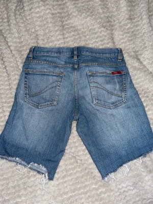 Shorts  - Vintage jeans shorts med låg midja. Dom är i storlek 36 men är små i storleken. Säljer pga är för små. 🌟