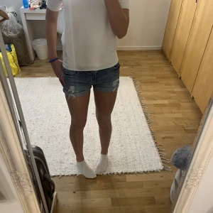 Monki shorts💘🪩 - Säljer ett par blåa monki shorts som inte kommer till användning längre. Nypris runt 300kr, använda 5-8 gånger och i ett fint skick💘🪩