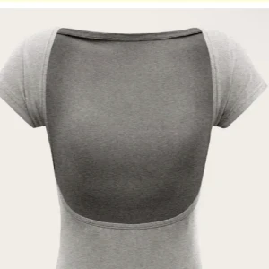 T-shirt med öppen rygg  - Som ny