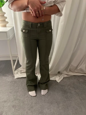Jeans - Säljer dessa trendiga och jättefina jeans från Hm Såå fina men kommer inte till användning💗 använda en gång!