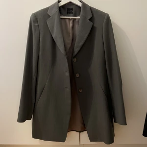 Kavaj - Stilig kavaj, grön. Finns tillhörande kjol ute på min sida.  Märke- Ril’s 