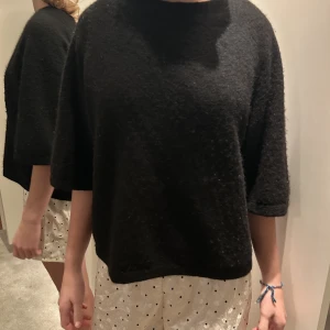 Stickad - En Fin trekvartsärmad stickad tröja från &theotherstories som är väldigt populär just nu nypris 600