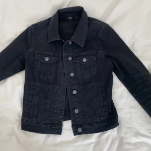 Jeans jacka - Svart jeansjacka från veromoda, köpt några år sedan men fortfarande i perfekt skick🩵