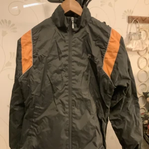 Fila vindjacka - Vindjacka av Fila. Har nästan aldrig använts så den är i nyskick. Storlek S
