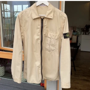 Stone Island overshirt -  Beige Stone Island overshirt storlek M