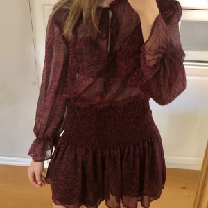 Zara klänningen  - Säljer denna jätte fina vinröda zara klänning med zebra mönster i storlek  M och S💕