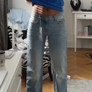 Jeans - Low waist Jeans från ginatricot i storlek 36!