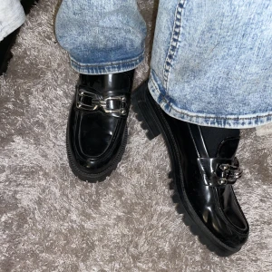 Zara loafers (i fake skinn) - Köpte i våras men inte haft någon bra outfit att para ihop med tyvärr, storlek 40 men har 39 så skulle gå ner en halv storlek!