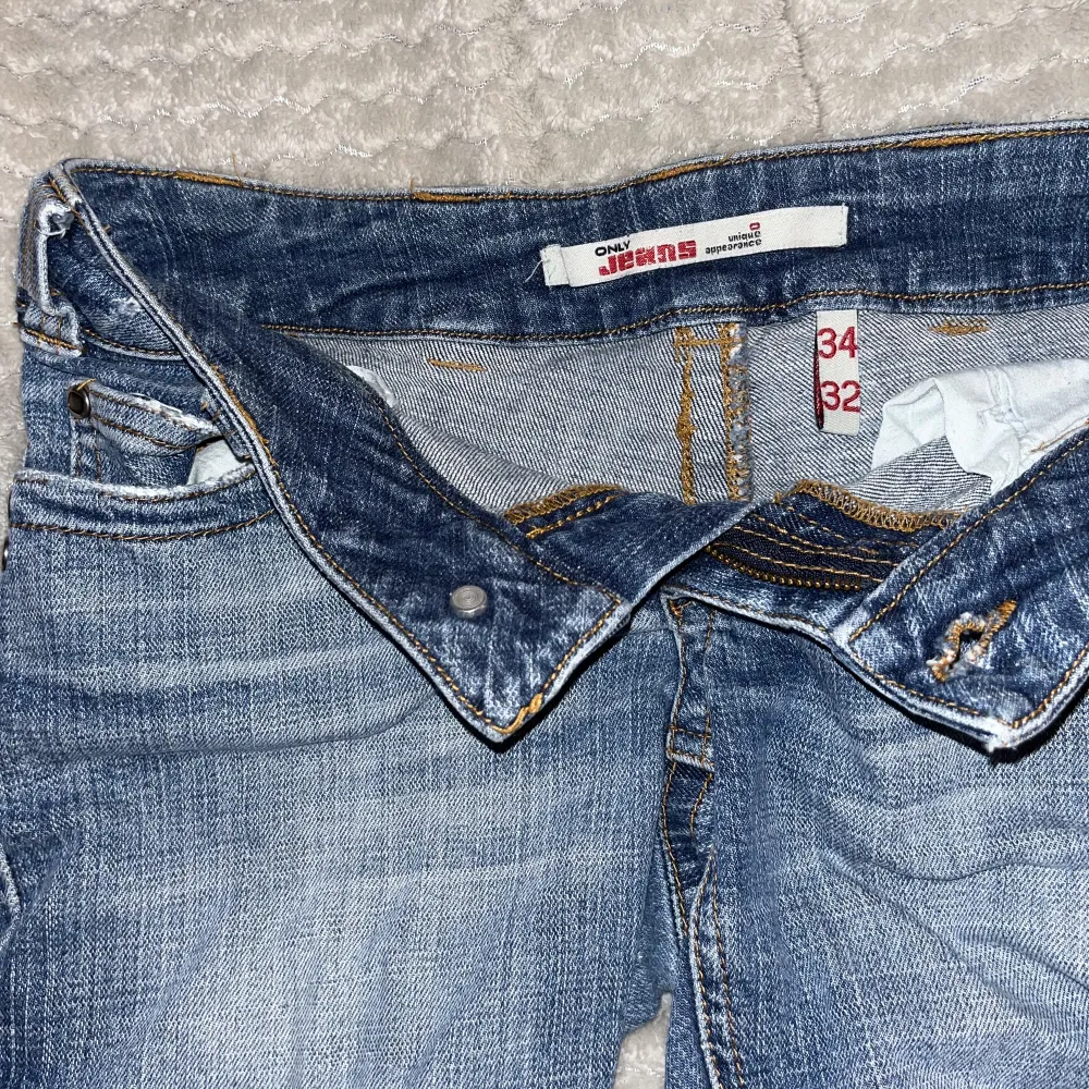 Säljer mina supersnygga vintage jeans shorts med snygga detaljer och låg midja. Jag säger pga att dom är för små. Storlek 34-32, dom är lik 32 i storlek.🌟skickar fler bilder om det behövs🩷. Shorts.