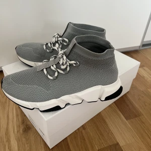 Balenciaga Skor - Hej säljer dessa Balenciaga Speed Trainers Lace up i grå färg, dessa finns inte längre och köpa. Dessa kommer med orderbekräftelse, box samt dustbag. Värde på cirka 10k idag. Dessa är i storlek 41 men sitter större i storlek, passar 42-42,5  