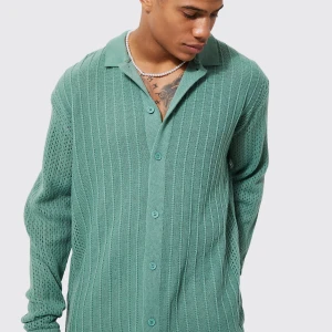 Kofta oversized  - Stor i storleken, använd väldigt få gånger 