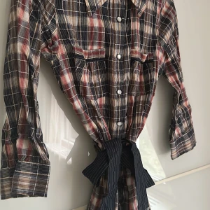 Skjortklänning  - Rödblå skjortklänning 👌😍fina knappar som går hela vägen ner 💃