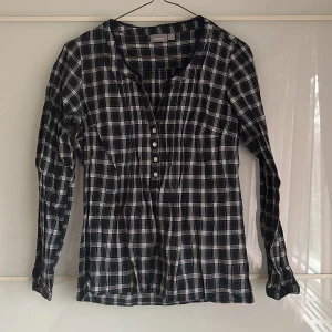 Blus  - Grönblå blus, snygg till blåa jeans 🫶använd inte mer än 3 gånger som ny 💃