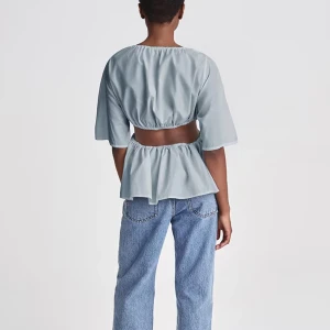 Ny Stylein topp - INTRESSEKOLL! Oanvänd Stylein topp i modellen Jara med lapp kvar i färgen ”steel blue”. Nypris 2000 kr