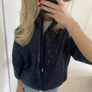 Hernojacka  - Såå snygg herno liknande jacka, köpt secondhand och står tyvärr inget märke i den💕