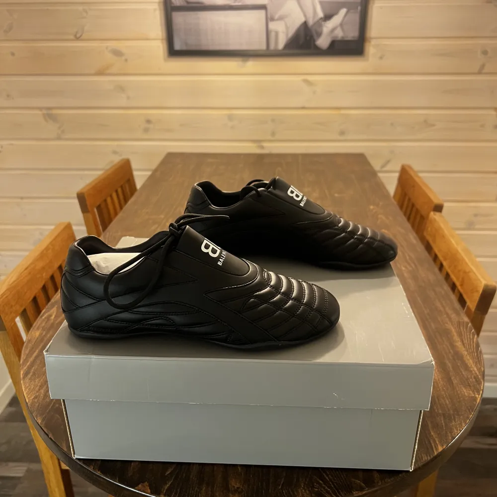 Zen sneakers från Balenciaga  Helt nya, storlek 41  Nypris £450 / ~6000kr  Mitt pris 2600kr. Skor.