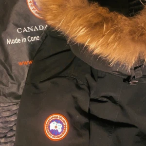 Canadagoose jacka Herr - Hej, hjälper en vän sälja sin äkta canadagoosejacka (Herr)   Använd fåtal gånger förra vintern. Påsen till med följs och pris går att diskuteras! Säljs då den ej används längre, Kom privat fler bilder.