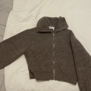Weekday stickadtröja - Säljer denna mysiga stickade tröja med dragkedja från weekday. Använd väldigt sällan då den inte riktigt är min stil. Jätte mysig och tjock/varm o materialet. Inga defekter alls🥰