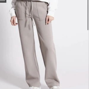 Snygga mjukis byxor  - Säljer dessa jätte snygga och jätte bekväma mjukisbyxor. De är ifrån lager 157 och har är lågmidjade.