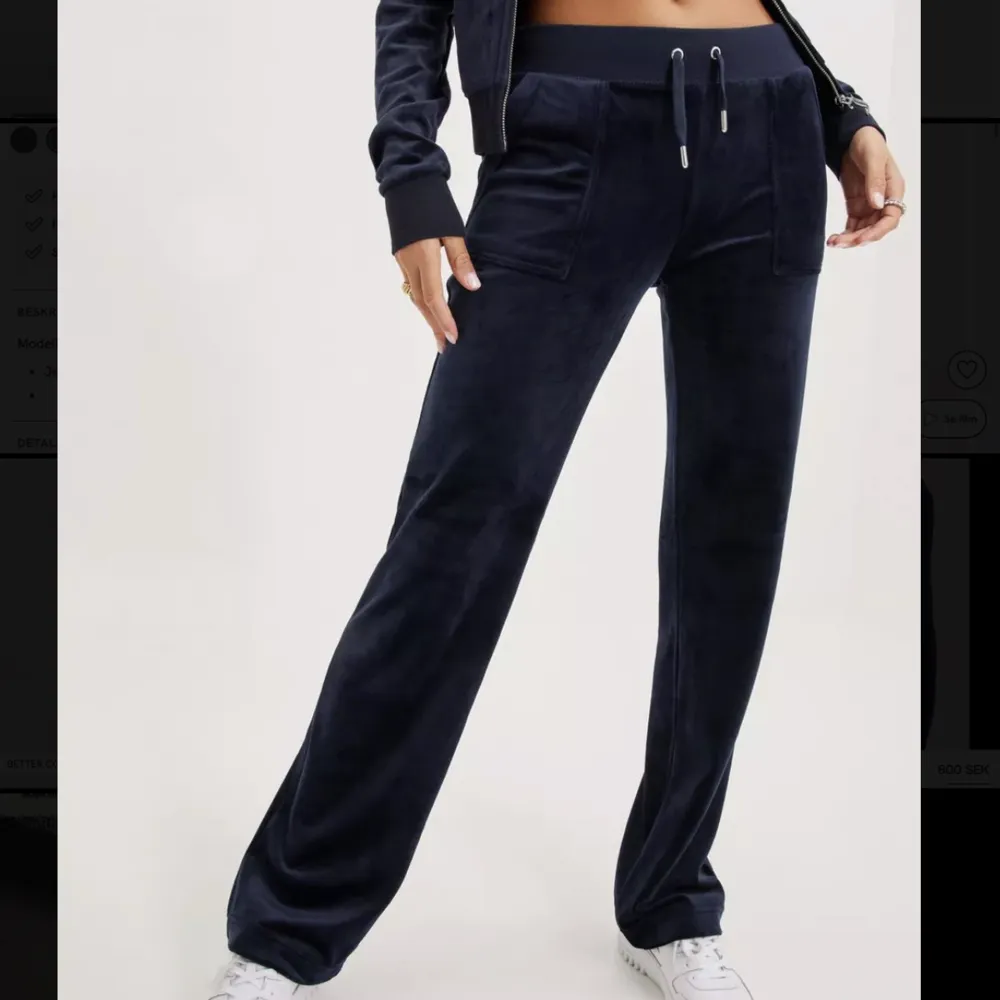 Säljer/ byter på mina jättefina mörkblå juicy couture byxor. Jag letar efter ett par i xxs och byter/ säljer darför mina. De är sparsamt andvända och bra skick. Byter även till olika färger i xxs. Hör gärna av dig vid frågor. 🤍🤍 Ordinarie pris 1200kr. Jeans & Byxor.
