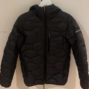 Peak Performance jacka - Hej! Säljer nu min fina peak performance jacka då den numera är för liten. Väldigt fint skick dp den tyvärr inte kom till jättestor användning. 8/10 skulle jag säga att skicket är. Köpt för 2200 ish på boost för ett tag sedan. Pris kan diskuteras!😄