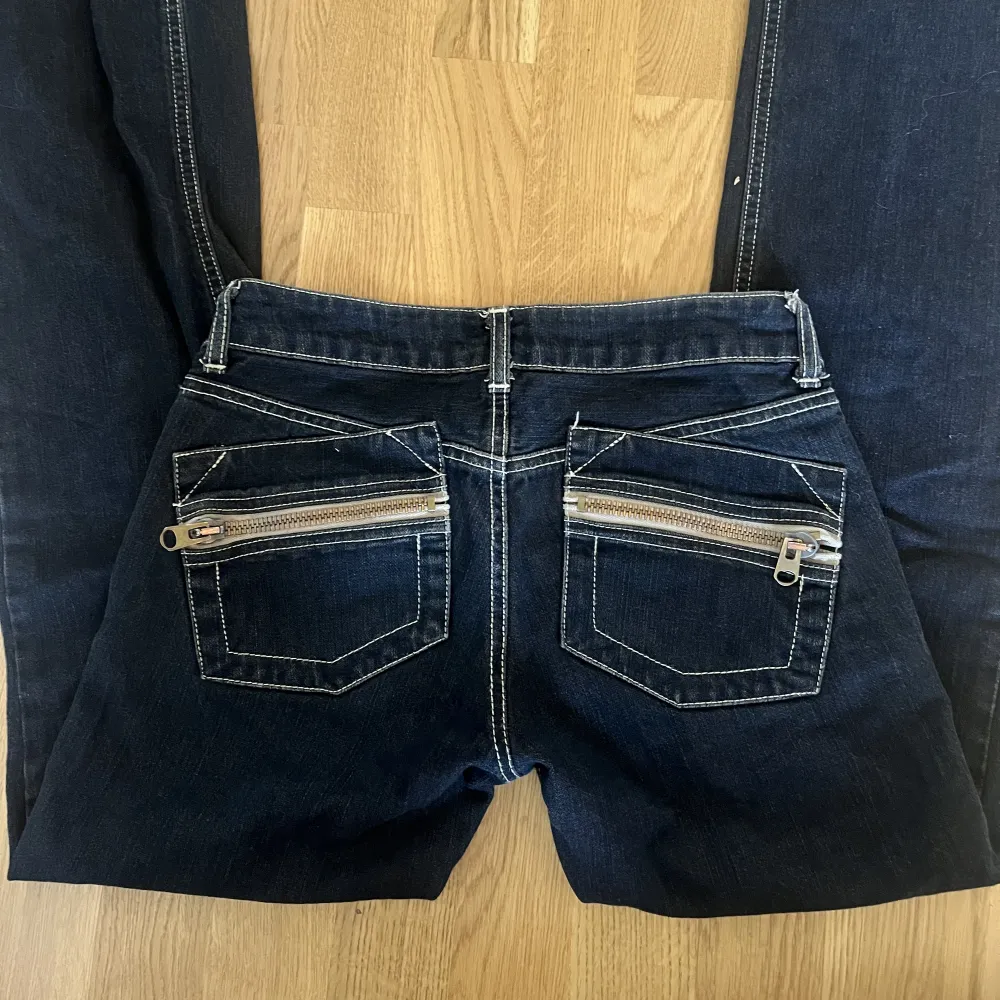 Skitsnygga lågmidjade jeans från fornarina🤩 Midjemått 34 cm tvärs över och innerbenslängd 83 cm. Storlek 26 men sitter som en 34. Jeans & Byxor.