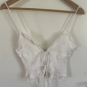 Zara linne - Zara linne med spets och knyt vid bysten! Så söt!