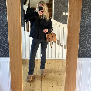 gråa bootcut jeans från zara - gråa bootcutjeans från zara som är lågmidjade 🫶🫶