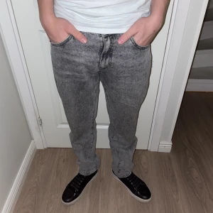 Gråa jeans - Woodbird ash leroy jeans i fint skick. Nypris: 1000kr 