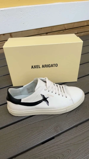 Axel arigato - Säljer min brors skor nu för dom kommer inte till användning för han längre, dom är köpte för 2600 kr. Är i bra skick och är väldigt fina, priset går att diskuteras. Även flera bilder och mer info går att få