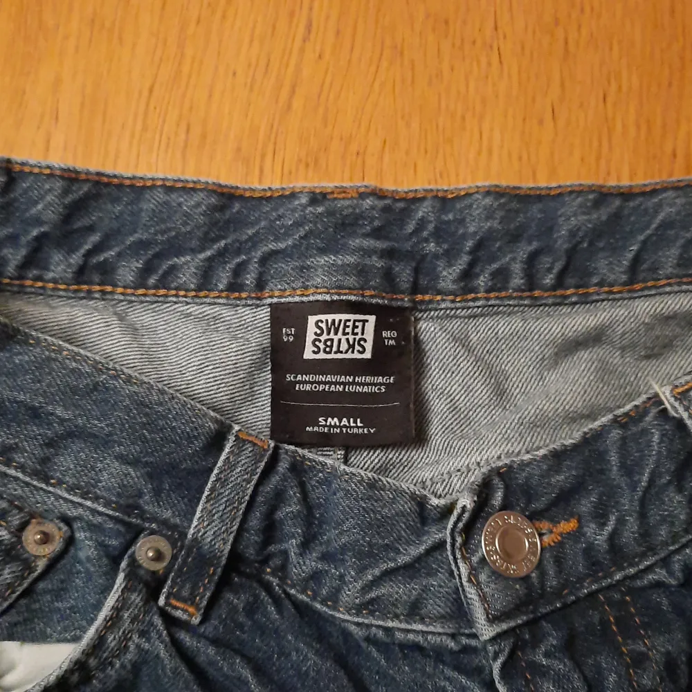 Ett par sweet sktbs jeans som är i väldigt bra skick och är skit snygga. Säljer de för har ett likadant par redan. Orginal pris 699kr.. Jeans & Byxor.