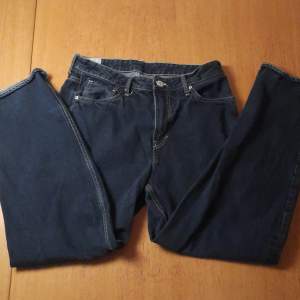 Ett par baggy jeans i bra skick och var bara använda 4-8 gånger. Väldigt fina och bekväma. Orginal pris 500kr.