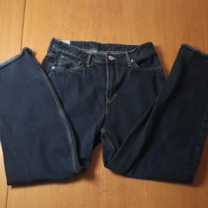 Baggy jeans - Ett par baggy jeans i bra skick och var bara använda 4-8 gånger. Väldigt fina och bekväma. Orginal pris 500kr.