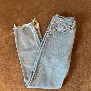 Säljer mina levis jeans i modellen 501. Dessa är ljusblåa och croppade. Säljer dom då de har blivit för små. 