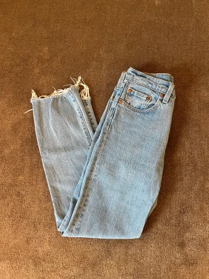 Levis jeans  - Säljer mina levis jeans i modellen 501. Dessa är ljusblåa och croppade. Säljer dom då de har blivit för små. 