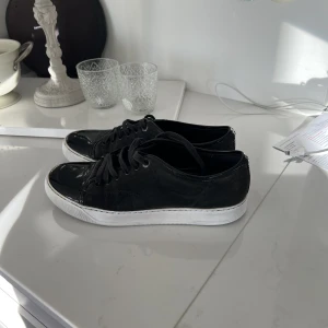 Lanvin skor - Lanvin skor i färgen grå, de va lite för små för mig tyvär så därför säljer jag dom, Kan gå ner i pris vid snabb affär 