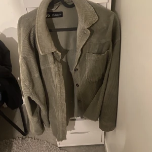 Zara jacka - Säljer min gröna zara jacka som inte längre kommer till användning. Den är i bra skick. Storlek L men skulle säga att det är mer som en M