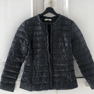 Lättviktsjacka - Tunn svart lättviktsjacka i storlek 38, M men lite mindre i storlek💕